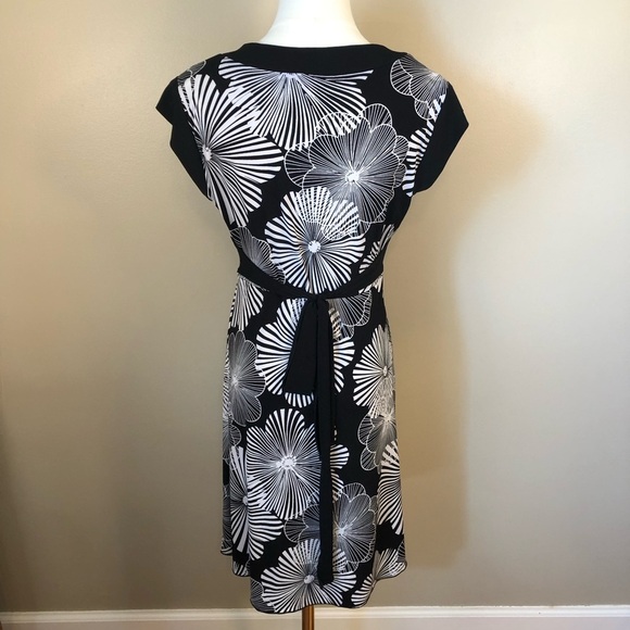 Speechless Made in USA Black & White V Neck Floral Dress with Tieback Size M - Picture 3 of 9